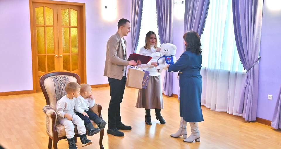 Первую полевчанку 2026 года торжественно поздравили в полевском отделе ЗАГС