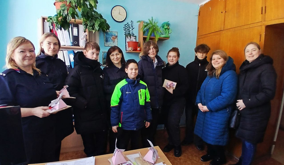 Воспитанники КЦСОН поздравили сотрудниц КДН и ПДН