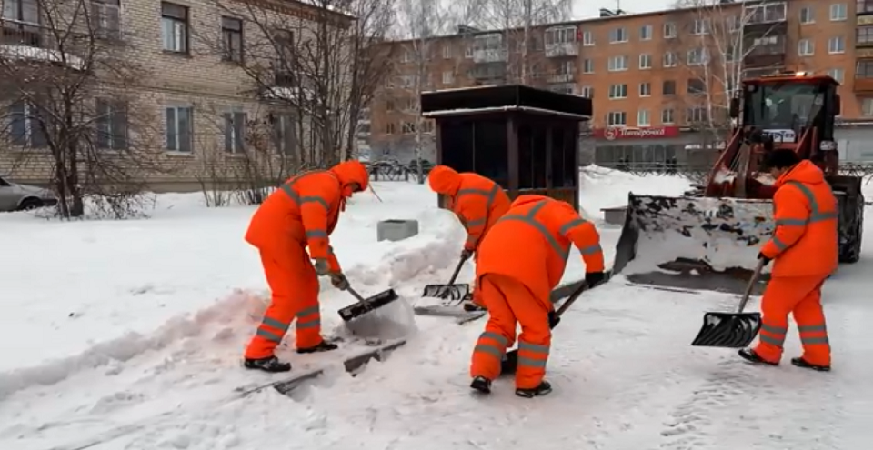 Полевской борется со снегом. Пока успешно