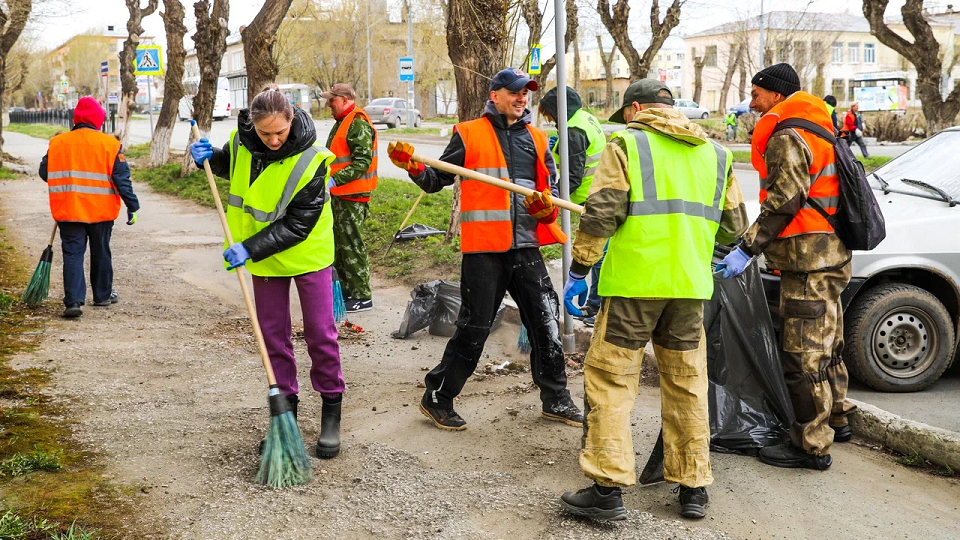 Заводчане вышли на субботники на полевские улицы