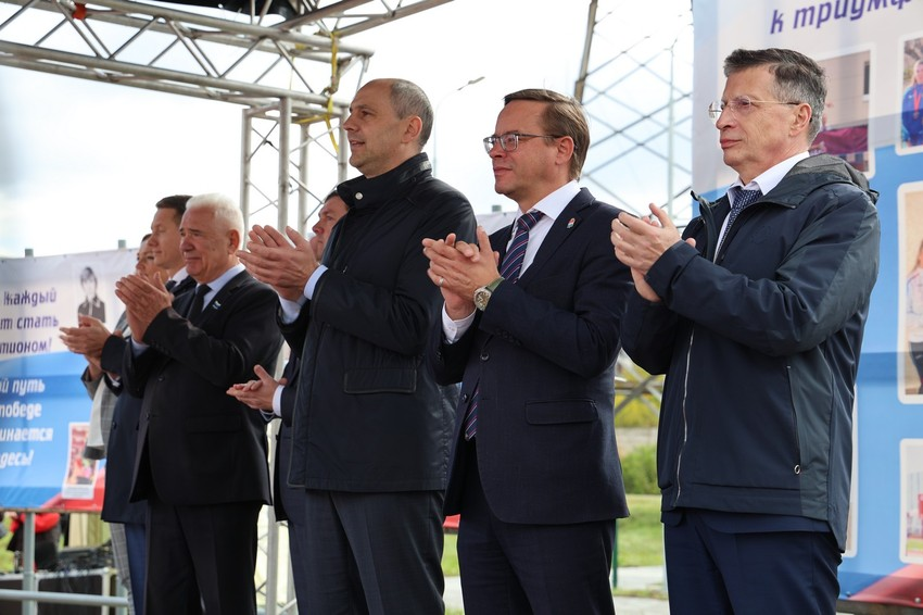 Денис Паслер открыл стадион в Каменске-Уральском