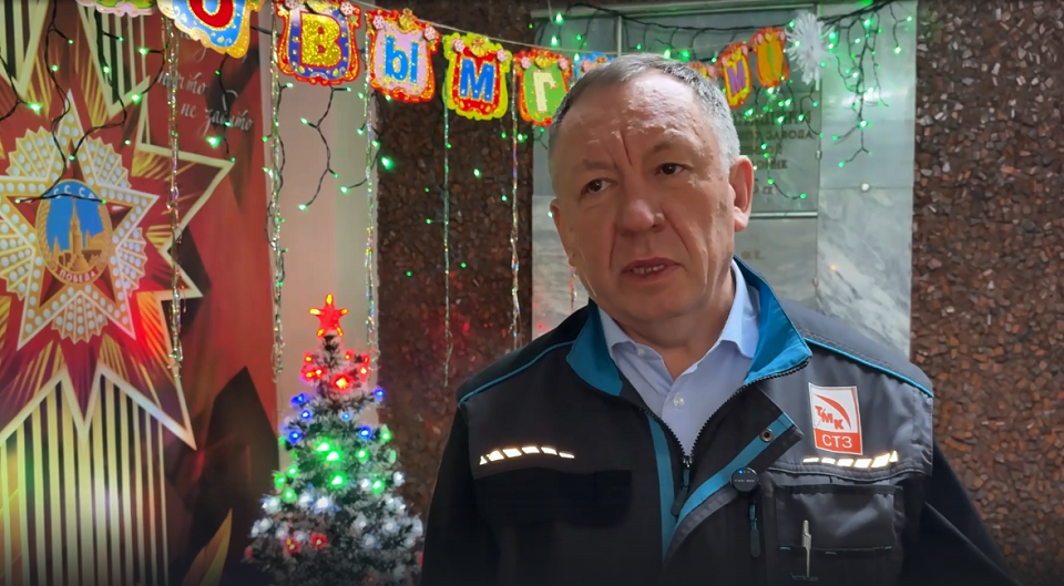 Шефы-заводчане украсили школу к Новому году, а школьники - цех