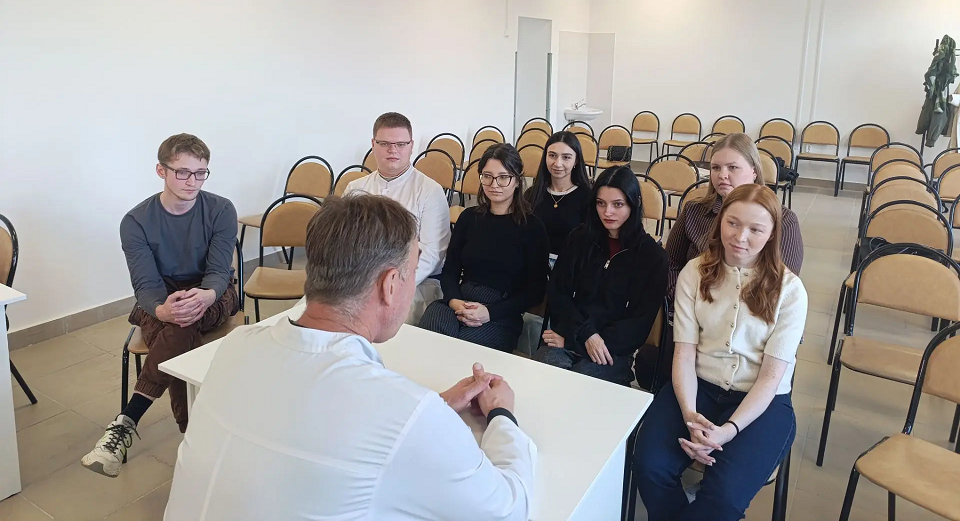 Главврач Полевской ЦРБ встретился с молодыми медработниками