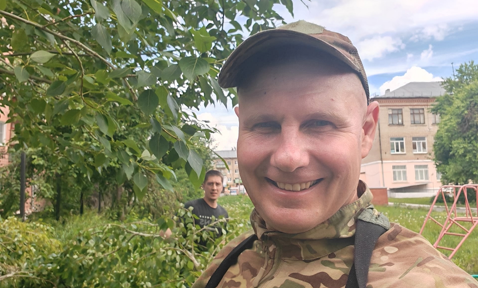 Участники ВПК "Бригада" очистили территорию школы от оторванных ветром сучьев