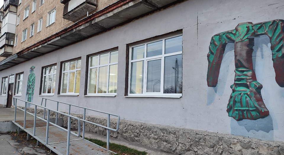 С новыми окнами! Обновилась полевская библиотека