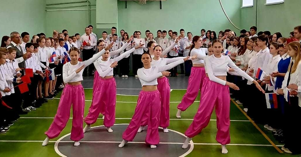 С помощью грантового проекта в школе на Полдневой обновился спортивный зал