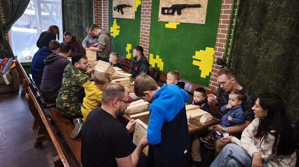 День отца с молотком в руке. В столярной мастерской "Бригады" вновь собрались семьи с сыновьями