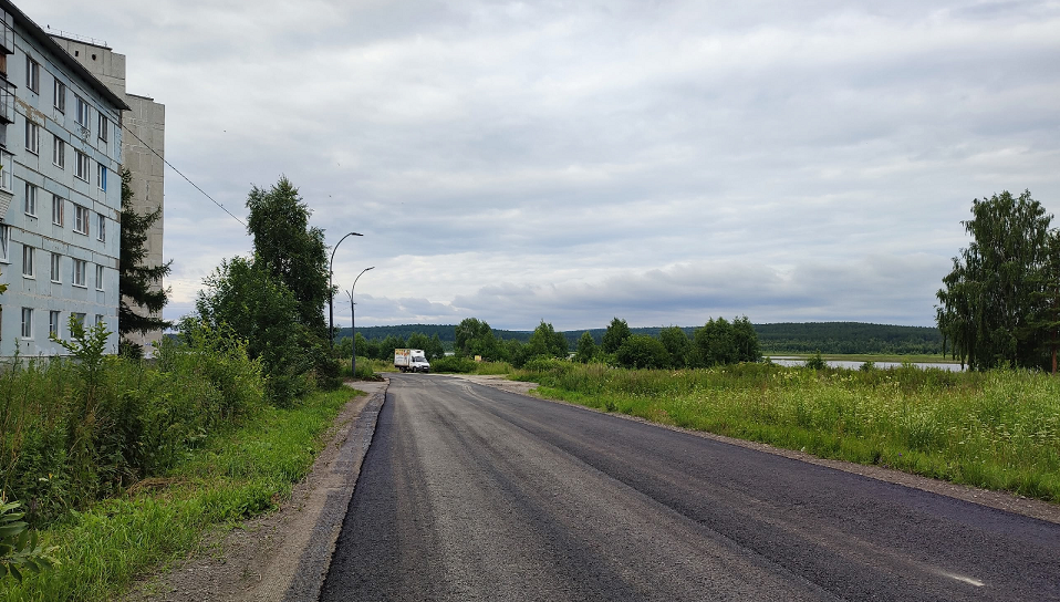 По асфальту вдоль пруда. В Полевском восстанавливают твердое покрытие на проезде