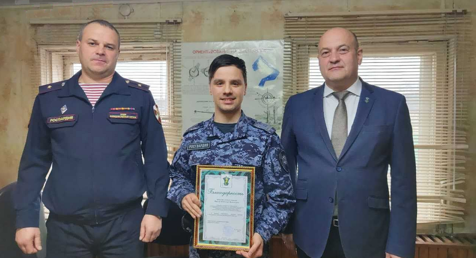 Глава Полевского наградил росгвардейцев