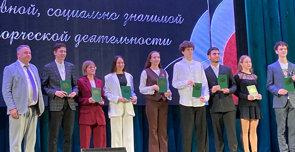 Юным полевчанкам вручили губернаторскую премию