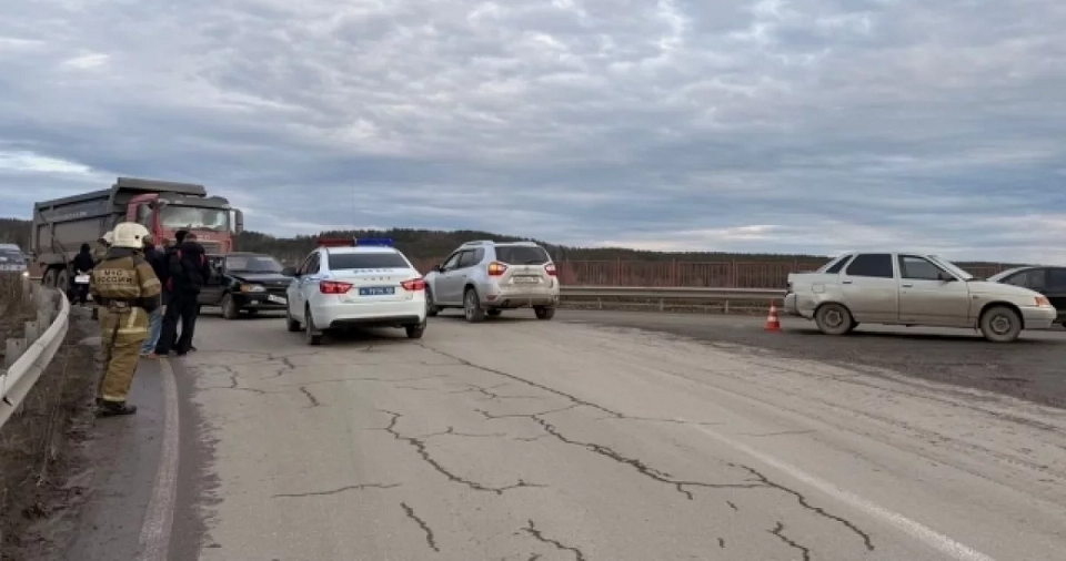 Накануне в Полевском на Магистрали столкнулись три автомобиля