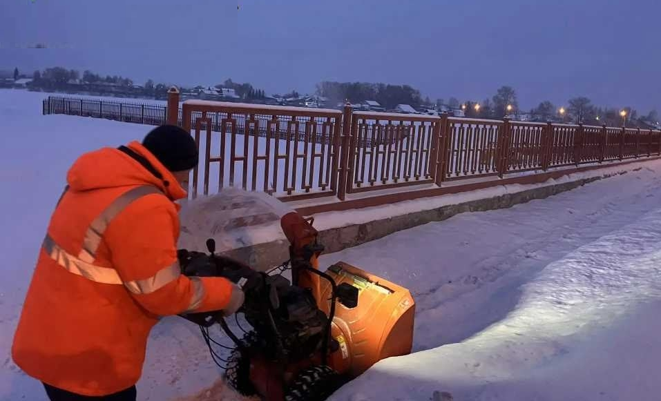 В Полевском без конца убирают снег