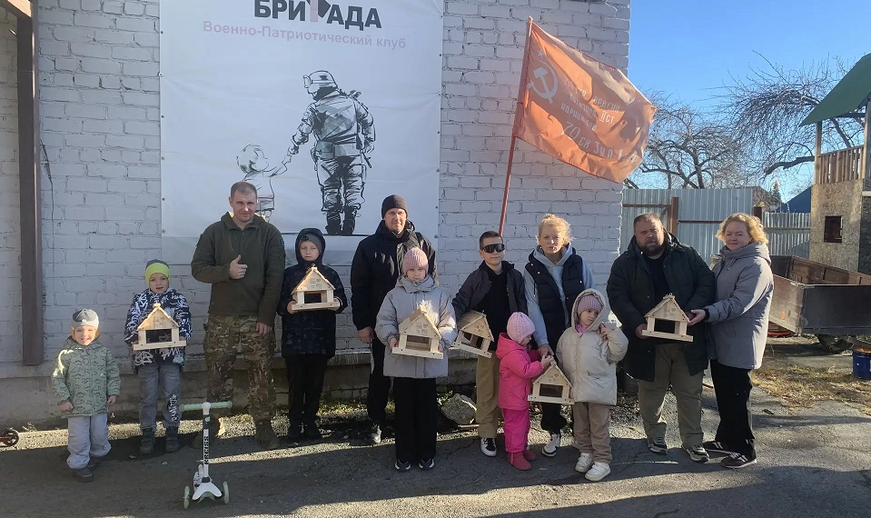 Трубопрокатчики СТЗ с сыновьями делали кормушки в День отца