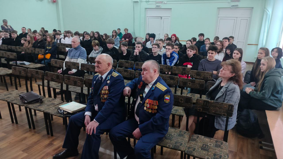 К полевским школьникам пришли в гости летчики