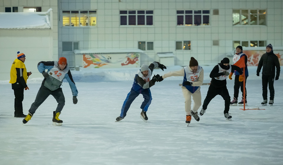 Северские трубники вновь встали на коньки. На СТЗ прошли конькобежные соревнования