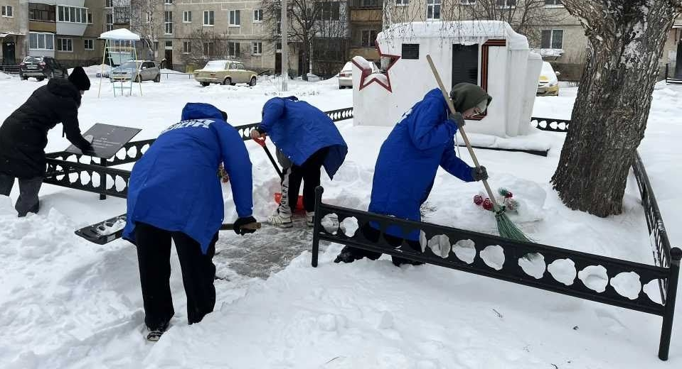 Активисты привели в порядок памятник