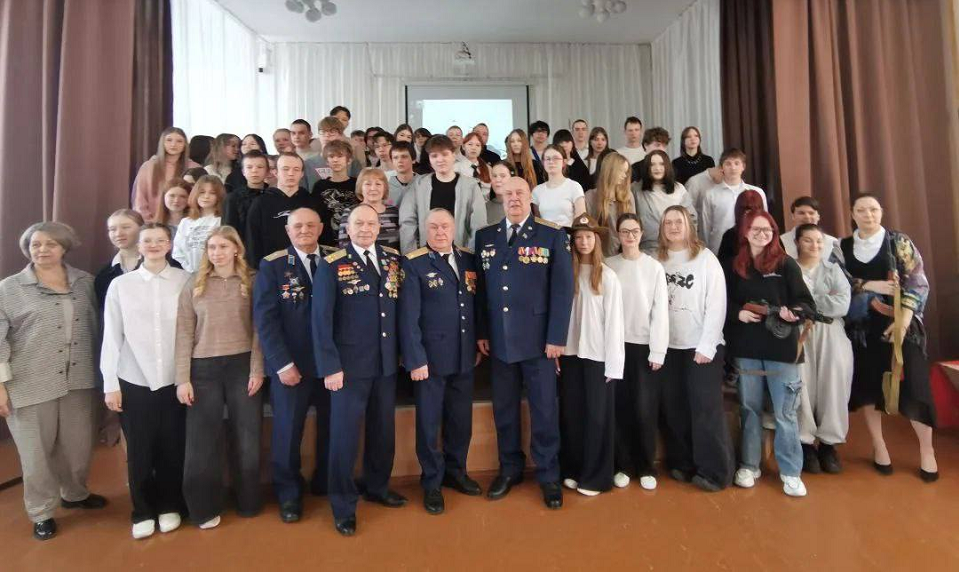 Ветераны вооруженных сил продолжают встречаться с полевскими школьниками