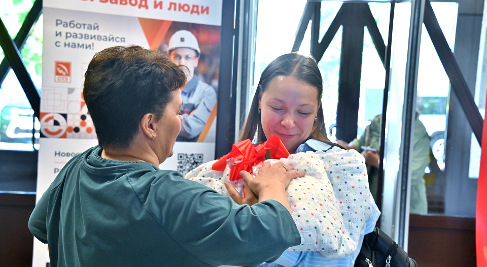 Утро по семейным обстоятельствам. В семейный праздник заводчан встречали подарками и песнями
