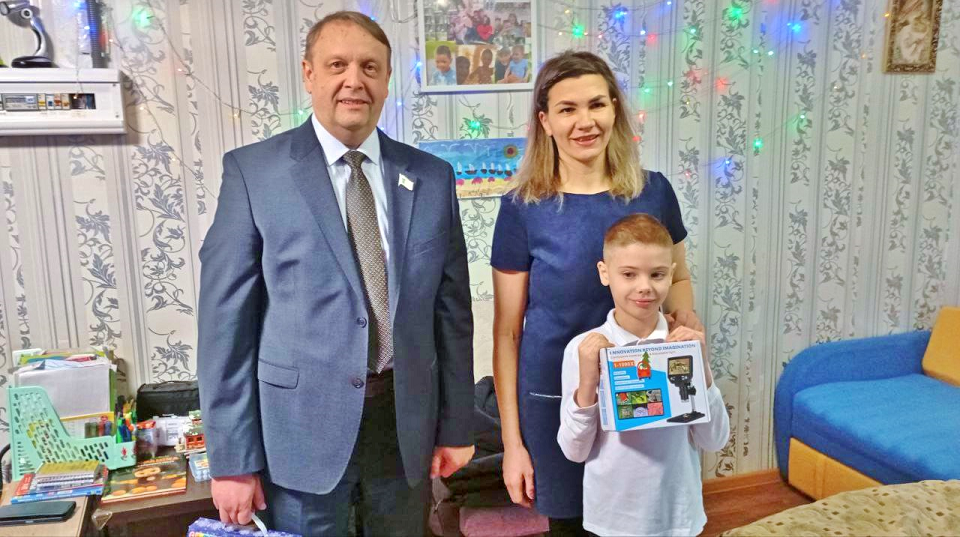 "Елка желаний" продолжается! Маленькие полевчане получают заветные подарки