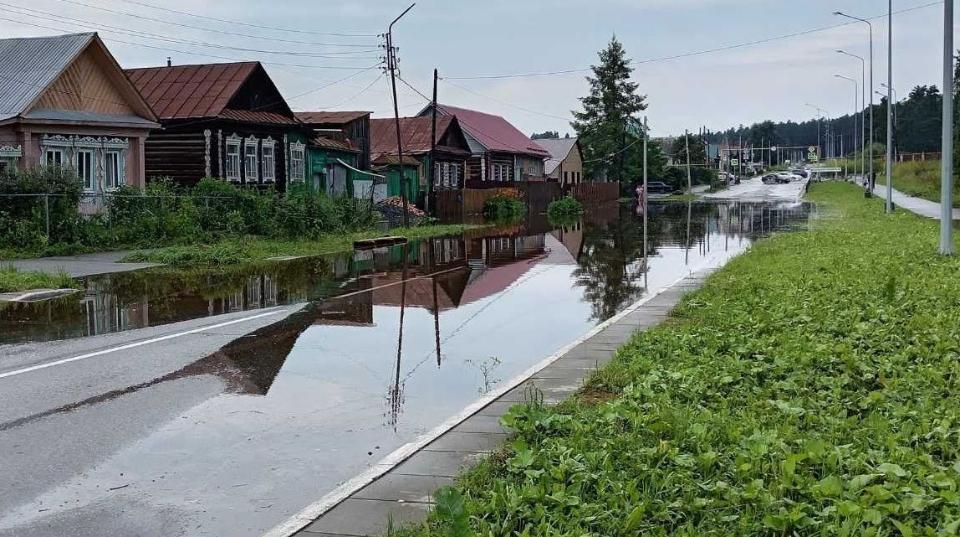 Муниципальные власти и коммунальщики устраняют потоп и его последствия