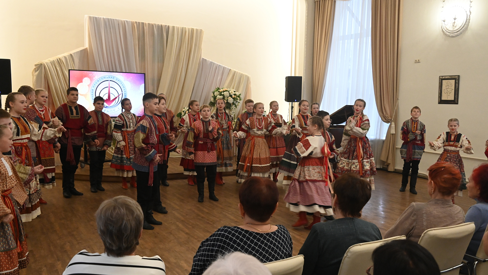 Профсоюз СТЗ порадовал концертом ветеранов в честь своего столетия