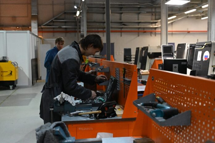 Уральские школьники, не сдавшие экзаменов, осваивают профессии по специальной программе