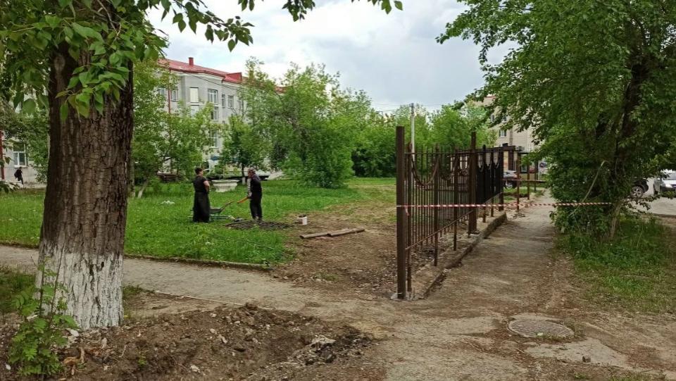 Новым полевским поликлиникам - новые заборы!