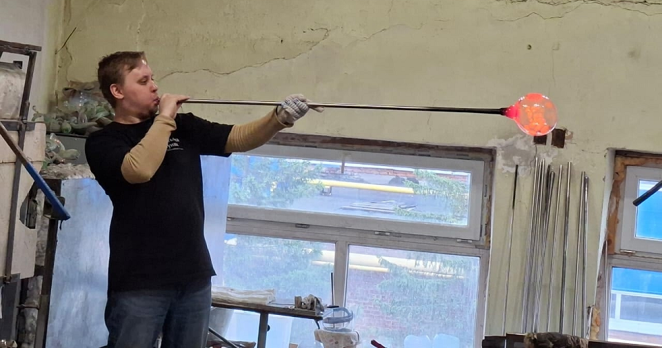 Полевские шестиклассники познакомились со стеклодувным искусством