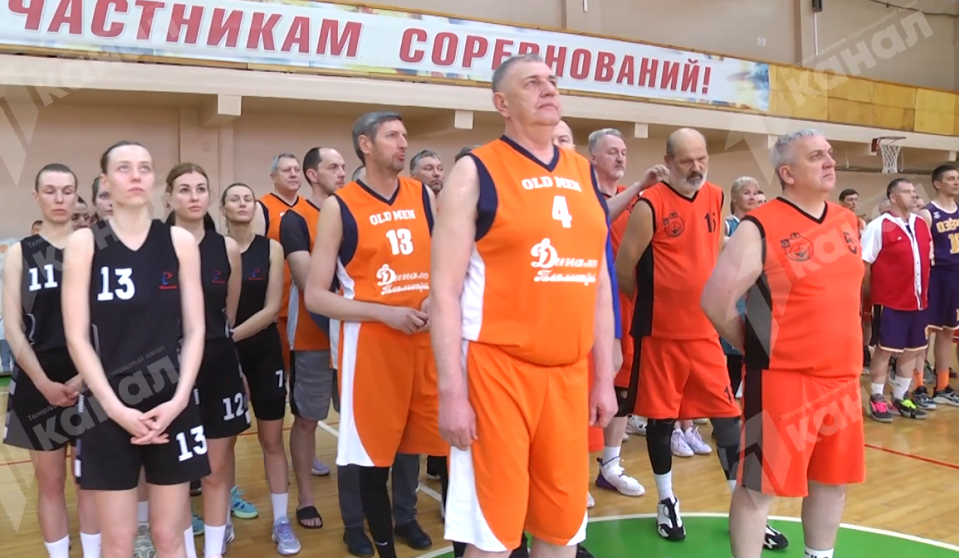 На лыжной базе СТЗ прошел традиционный полевской ветеранский турнир по баскетболу