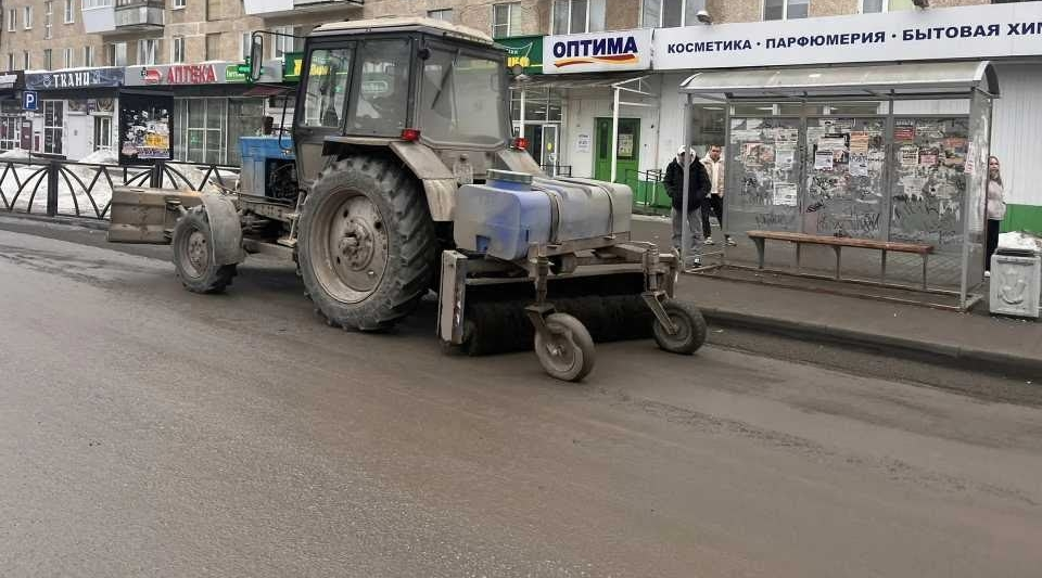 Идет весенняя чистка полевских улиц