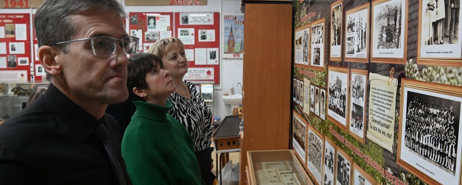 Ознакомиться со всеми школьными музеями. Депутаты Думы едут в школы